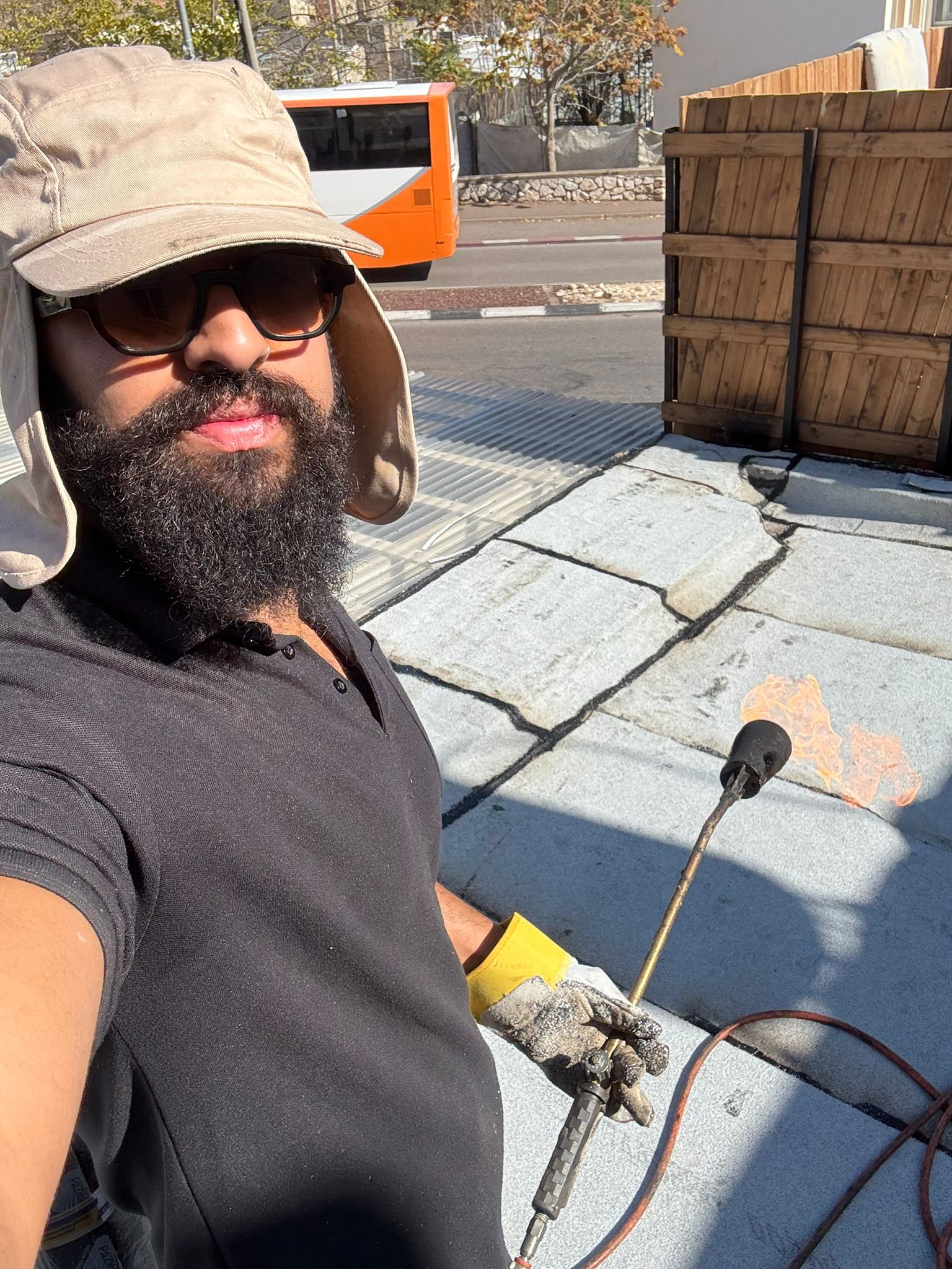 ליעד אבינועם בעבודת איטום בשטח